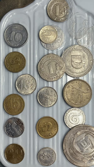 Overhead macro of Japanese coins arranged flat on a ribbed cash tray, every denomination clearly visible, crisp even light